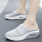 Zapatillas OrthoAir en uso diario mostrando su versatilidad para interiores y exteriores