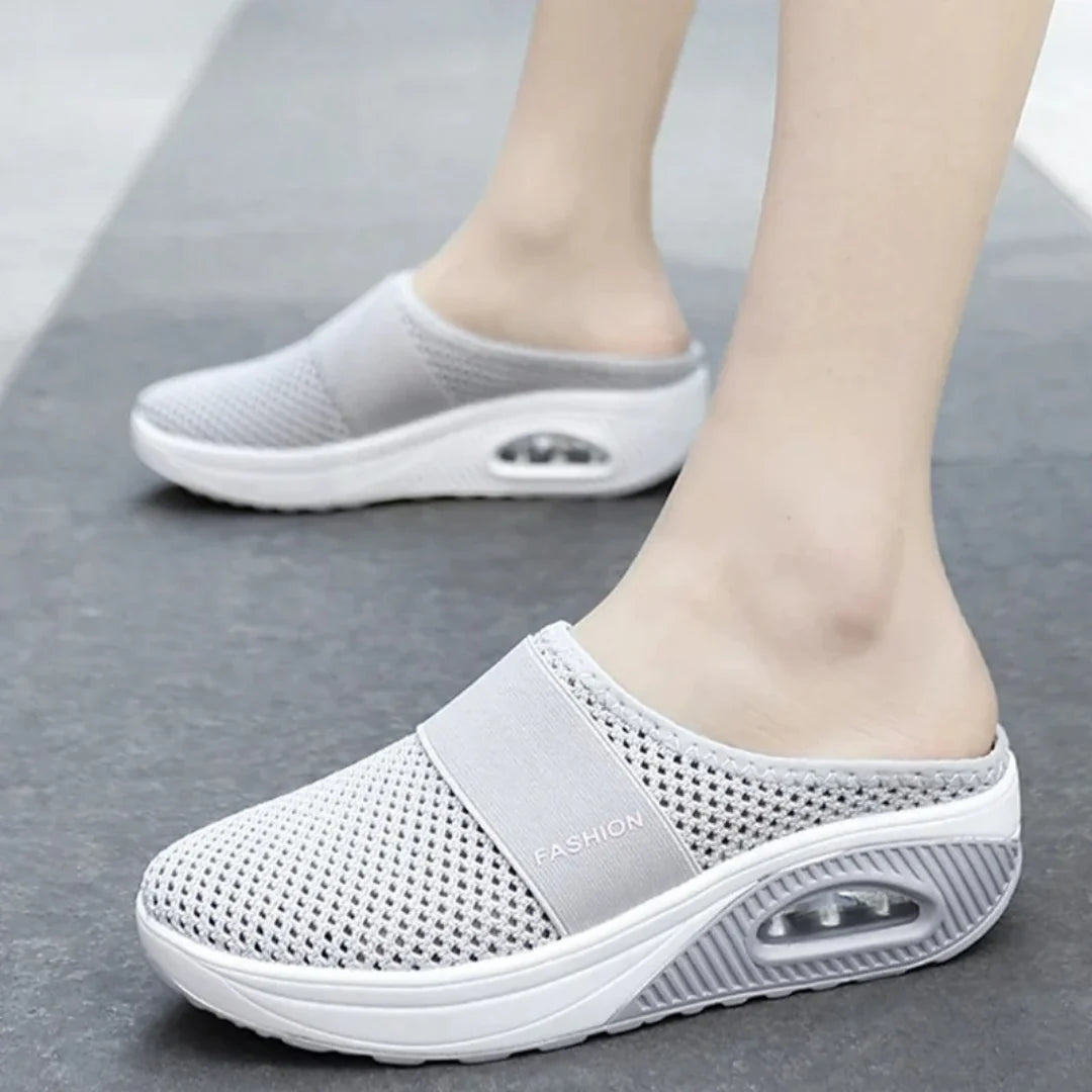 Zapatillas OrthoAir en uso diario mostrando su versatilidad para interiores y exteriores