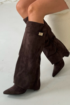Botas altas para mujer en color marrón ante, vista completa del diseño estilizado