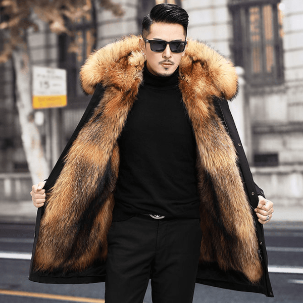 Hombre vistiendo la parka invernal Olivier en entorno urbano