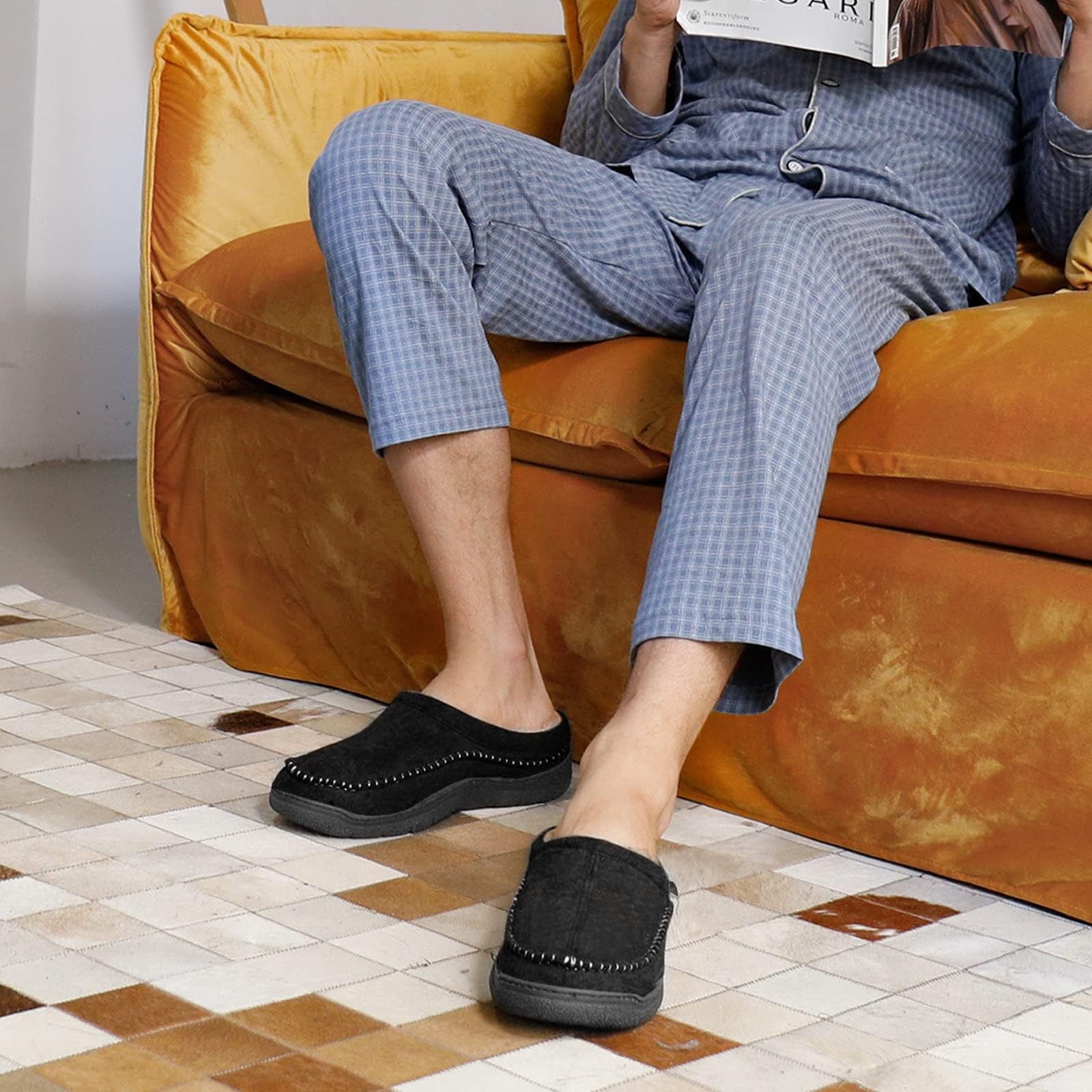 Detalle del forro interior de felpa cálida en zapatillas ortopédicas masculinas