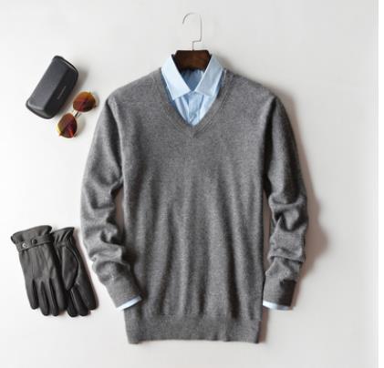 Jersey de cachemira rojo para hombre mostrando la intensidad del color y calidad del tejido.