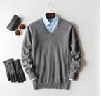 Jersey de cachemira rojo para hombre mostrando la intensidad del color y calidad del tejido.