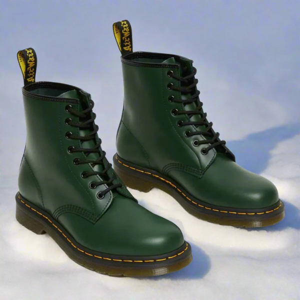 Vista superior de las botas Martens mostrando el interior acolchado y plantilla confortable