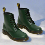 Vista superior de las botas Martens mostrando el interior acolchado y plantilla confortable