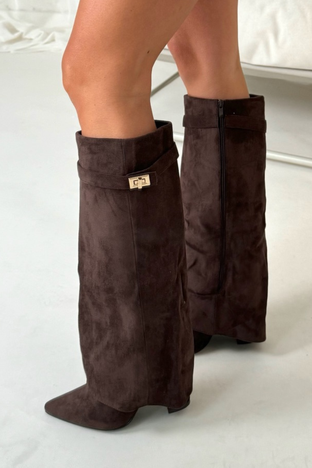 Conjunto completo mostrando las botas altas para mujer con diferentes opciones de outfit