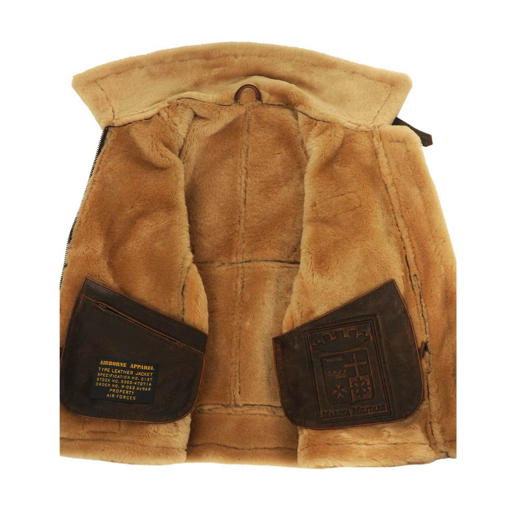Bomber para hombre combinada con pantalones cargo y look urbano