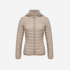 Vista trasera de la chaqueta acolchada ultraligera ORNISHOP, mostrando corte ergonómico y acabados premium