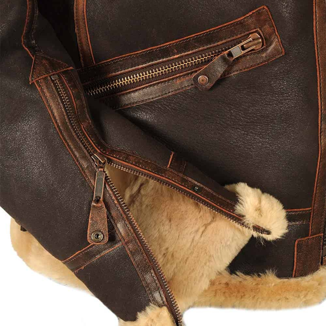Detalle de puños elásticos y cintura ajustable en bomber masculina