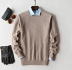 Detalle del escote en V del jersey de cachemira azul oscuro para hombre.