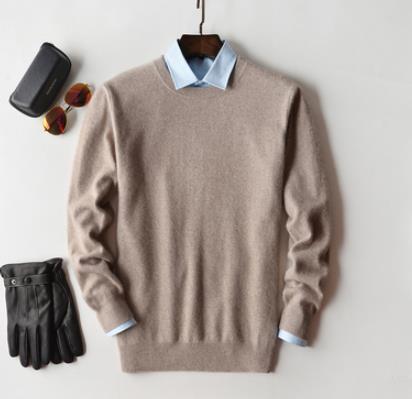 Detalle del escote en V del jersey de cachemira azul oscuro para hombre.