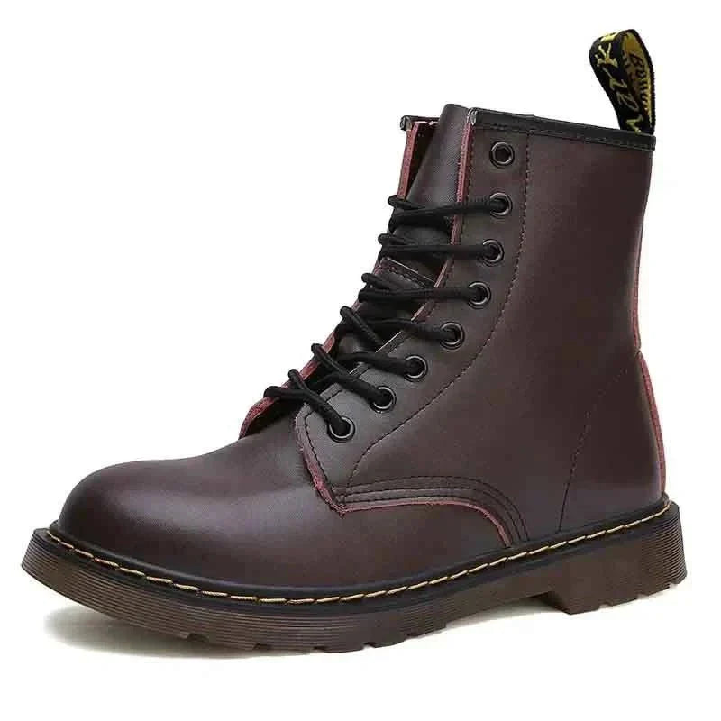 Vista lateral de los botines Martin de alta gama ORNISHOP con diseño británico
