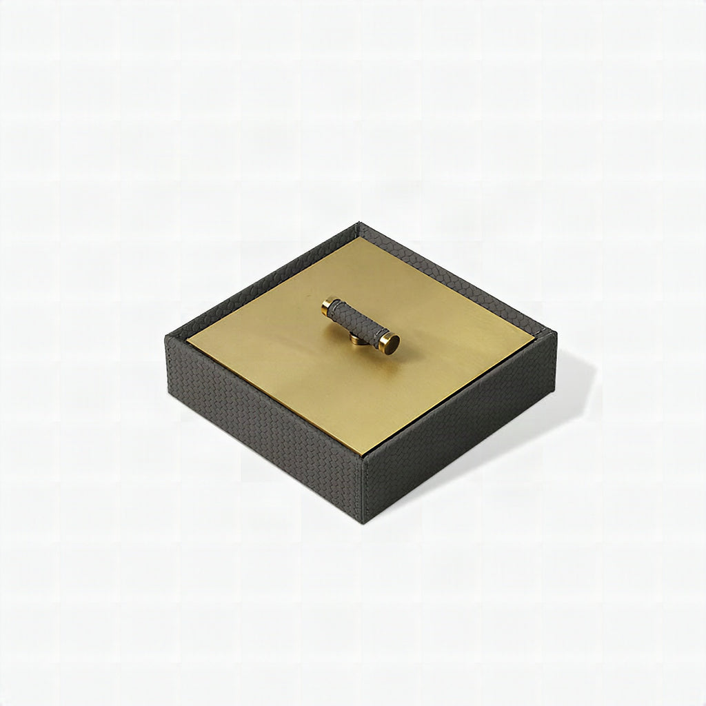 Caja decorativa elegante con tapa dorada