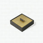 Caja decorativa elegante con tapa dorada