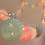 Guirnalda de luces LED con bolas de algodón en tonos pastel