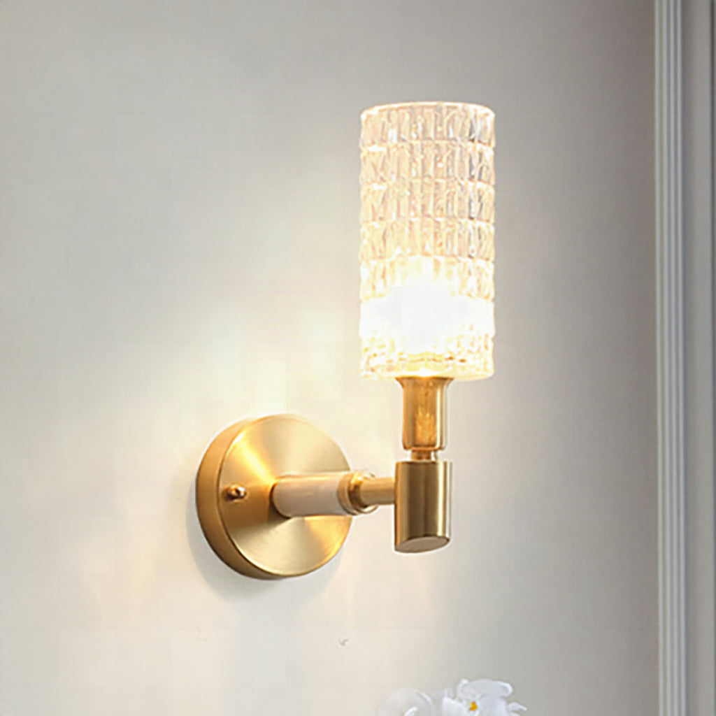 Aplique de pared contemporáneo con pantalla cilíndrica de cristal facetado y acabado dorado