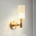 Aplique de pared contemporáneo con pantalla cilíndrica de cristal facetado y acabado dorado