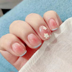 Uñas postizas de gel con diseños florales delicados