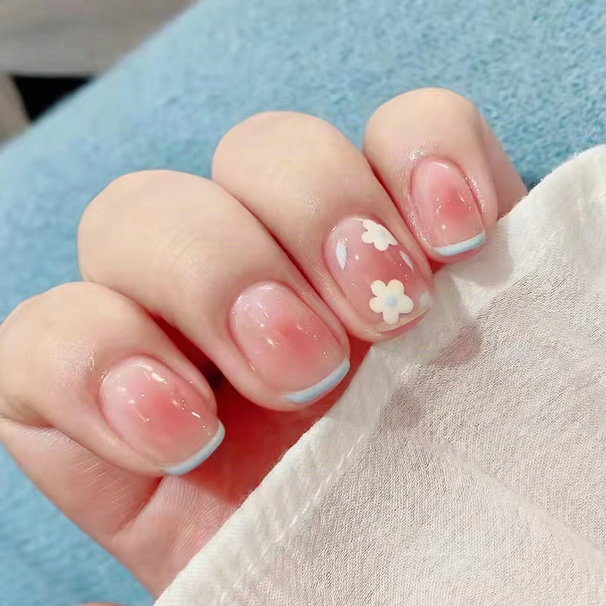 Uñas postizas de gel con diseños florales delicados