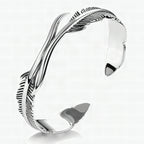 Pulsera ajustable con plumas de plata y diseño elegante