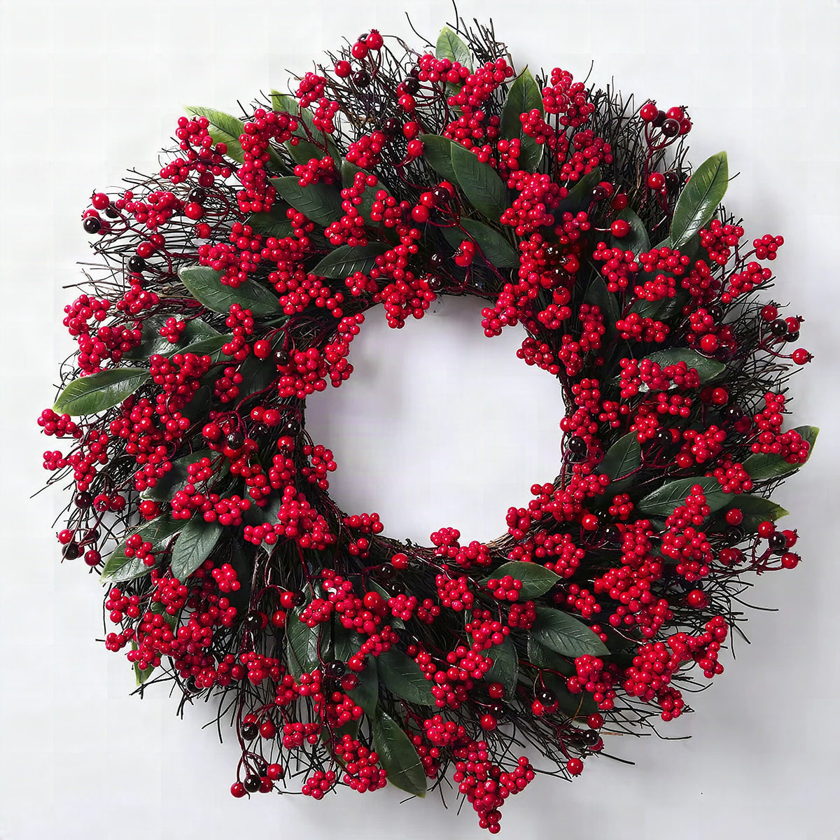 Corona navideña con bayas rojas y hojas de ciprés verde – Decoración perfecta para las fiestas