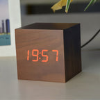 Reloj despertador LED de madera en forma de cubo