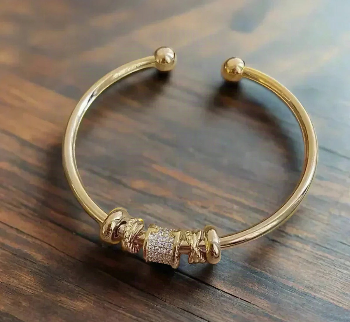 Pulsera ajustable con dijes dorados