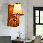 Aplique de pared industrial de madera con pantalla de tela cónica