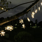 Guirnalda LED solar decorativa con formas variadas para exterior