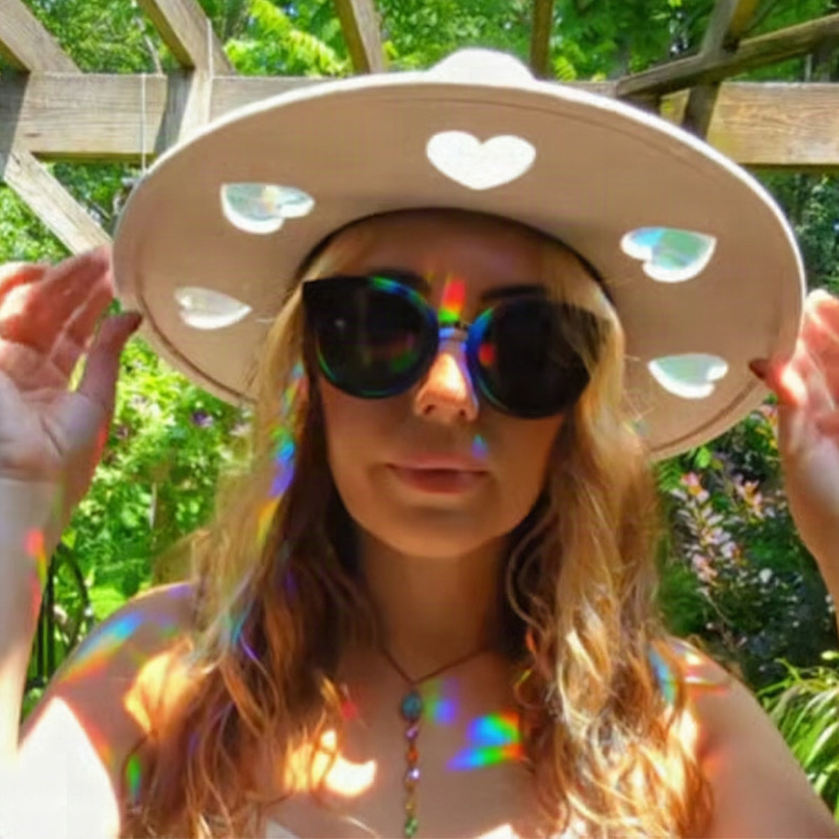 Sombrero cowgirl de paja con prismas reflectantes