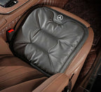 Cojín ergonómico Velario instalado en asiento de coche ofreciendo soporte lumbar y confort durante la conducción.