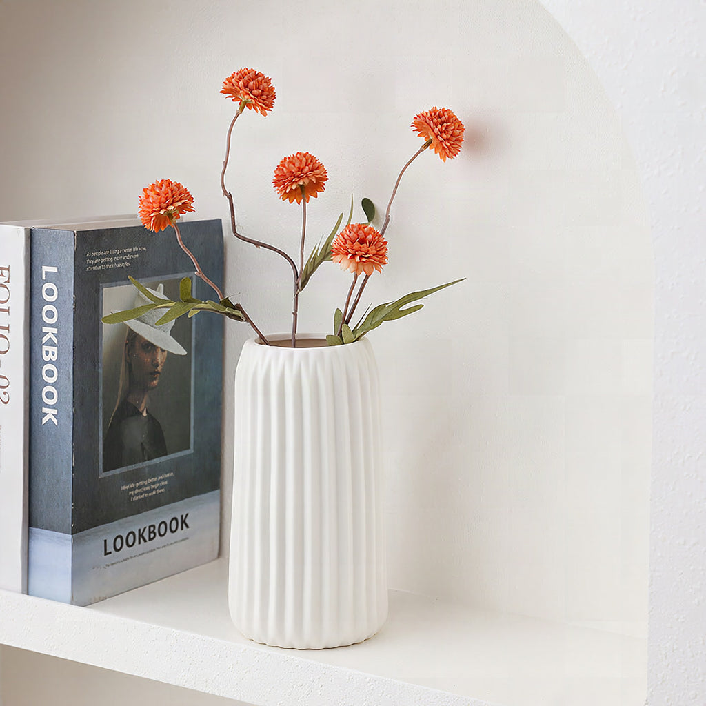 Jarrón decorativo de cerámica con textura acanalada