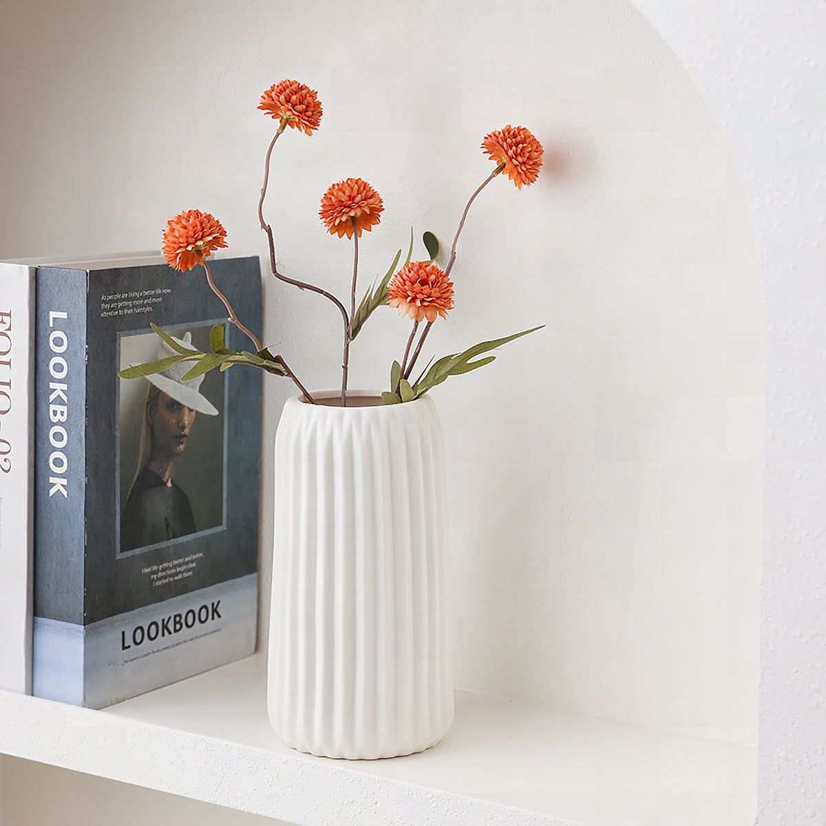 Jarrón decorativo de cerámica con textura acanalada