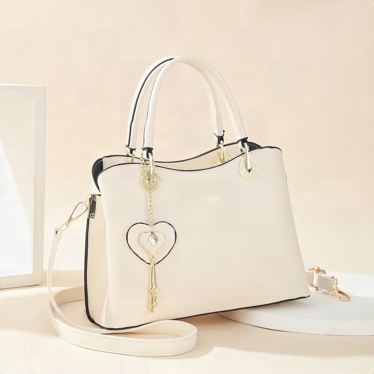 Bolso de mujer elegante con colgante de corazón brillante