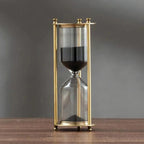 Reloj de arena antiguo de latón con arena violeta