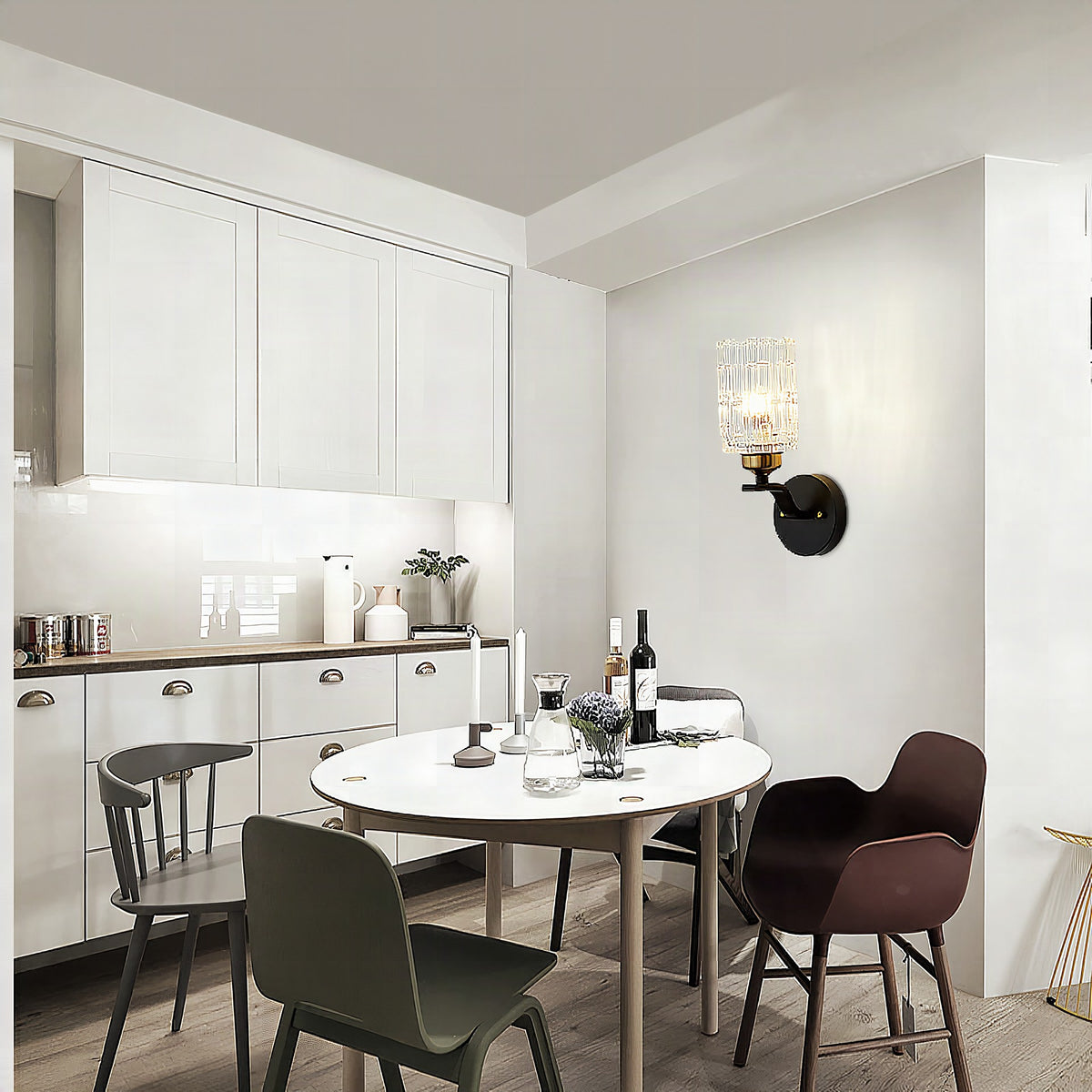 Aplique de pared contemporáneo con cilindro de cristal transparente y brazo curvo metálico negro