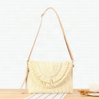Bolso con flecos decorativos