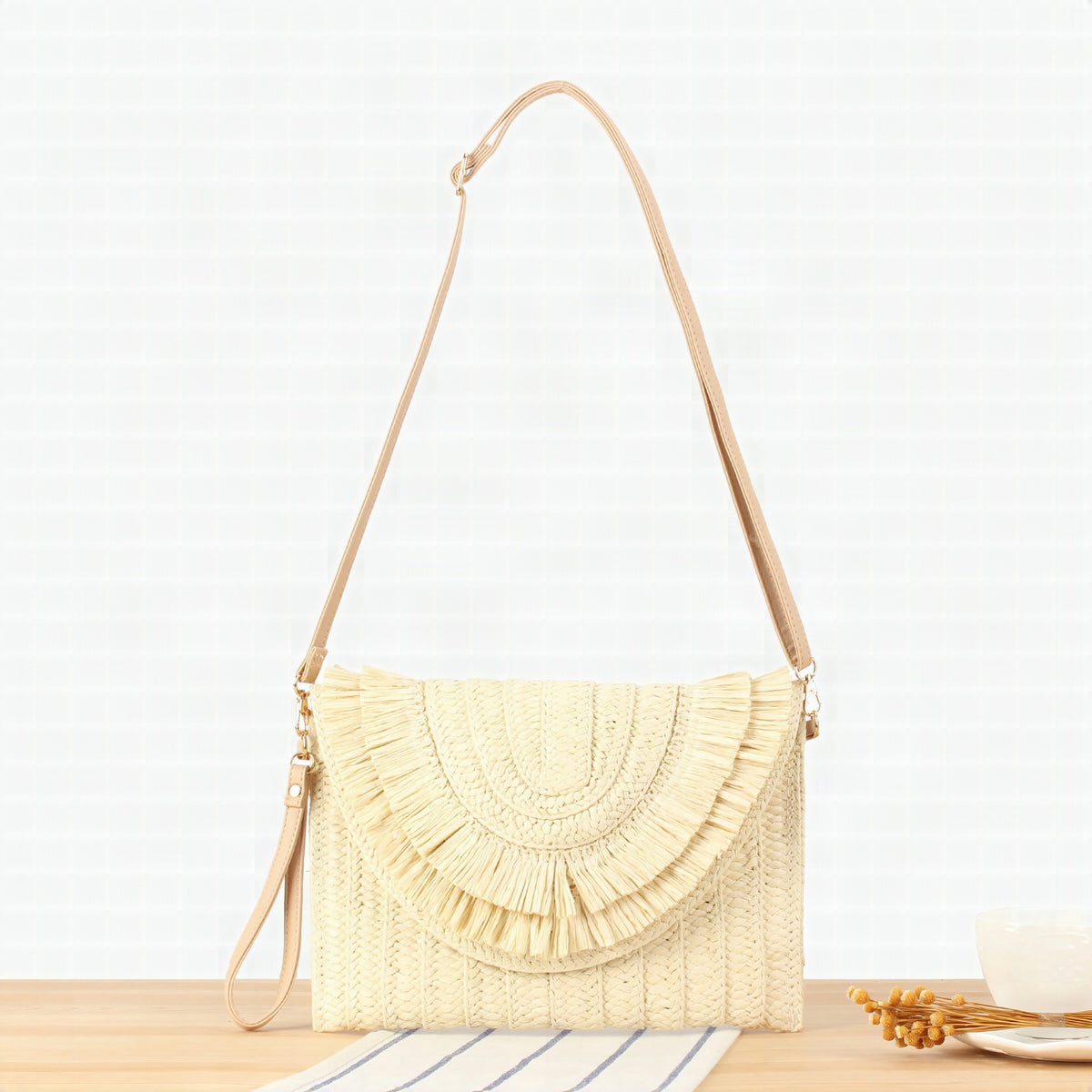 Bolso con flecos decorativos