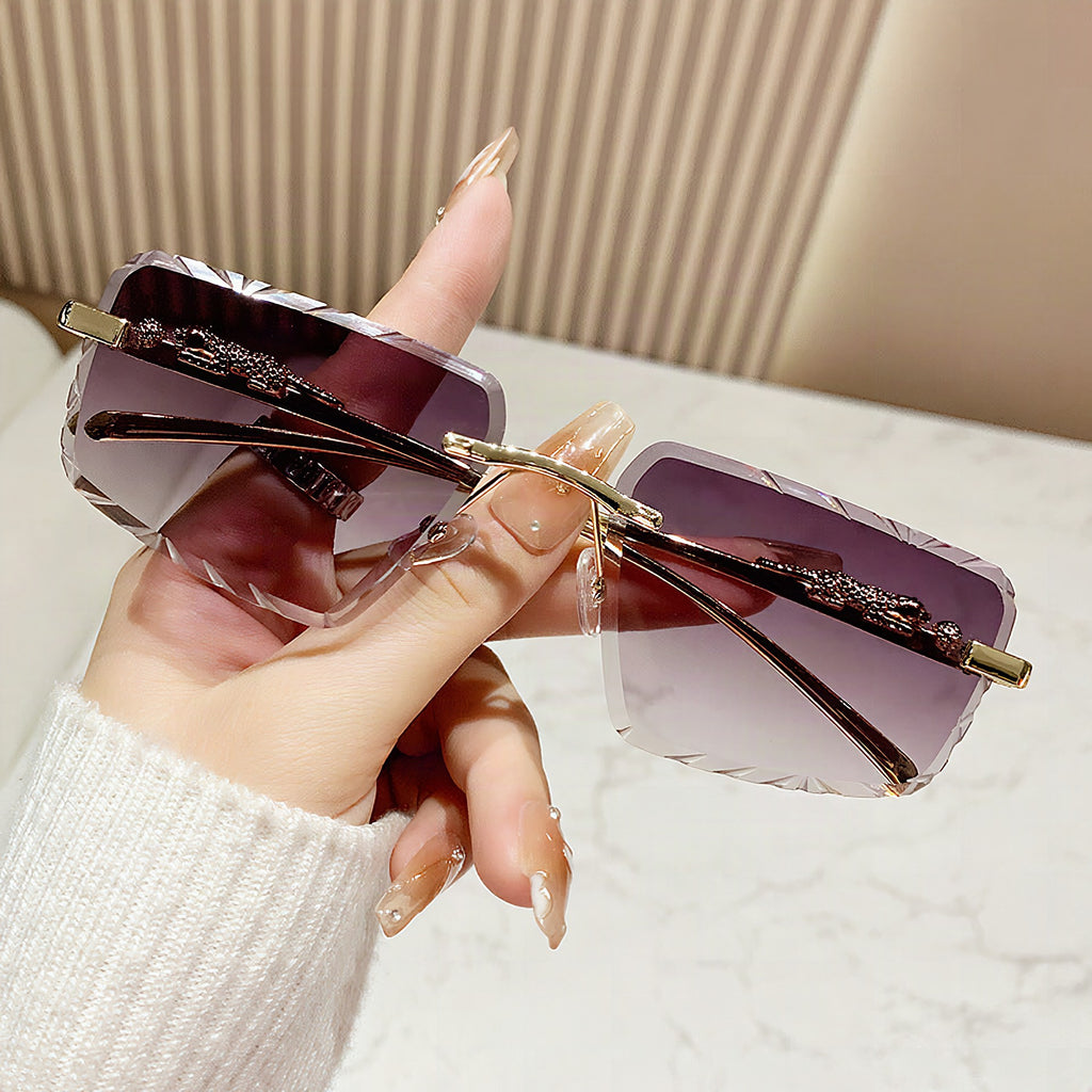 Gafas de diseño para mujer con montura de plástico resistente y detalles elegantes