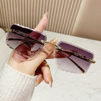 Gafas de diseño para mujer con montura de plástico resistente y detalles elegantes