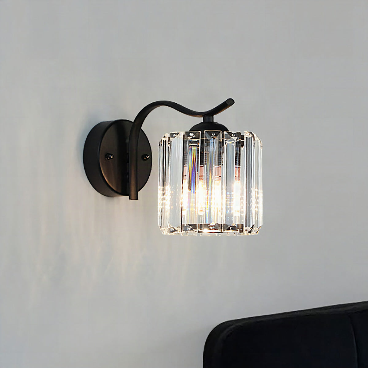 Aplique de pared cónico de cristal transparente con brazo curvo negro