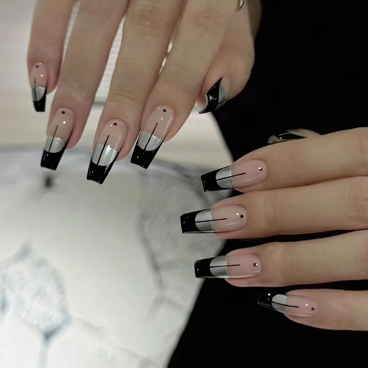 Manicura francesa elegante con detalles modernos