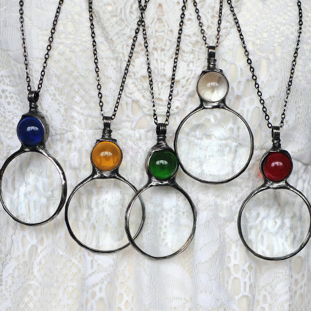Collar elegante con colgante lupa