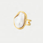 Anillo dorado con perla irregular – Orgánico y elegante