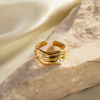 Anillo texturizado con perlas y circonitas