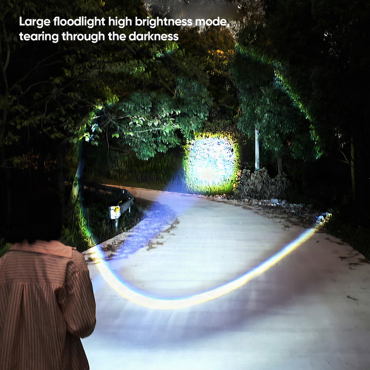 Linterna LED recargable de 750 lúmenes con alcance de 200 m