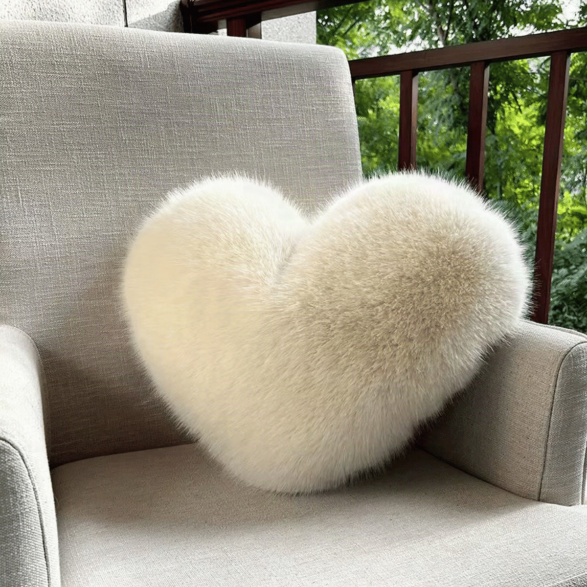 Cojín decorativo suave con forma de corazón y textura de peluche