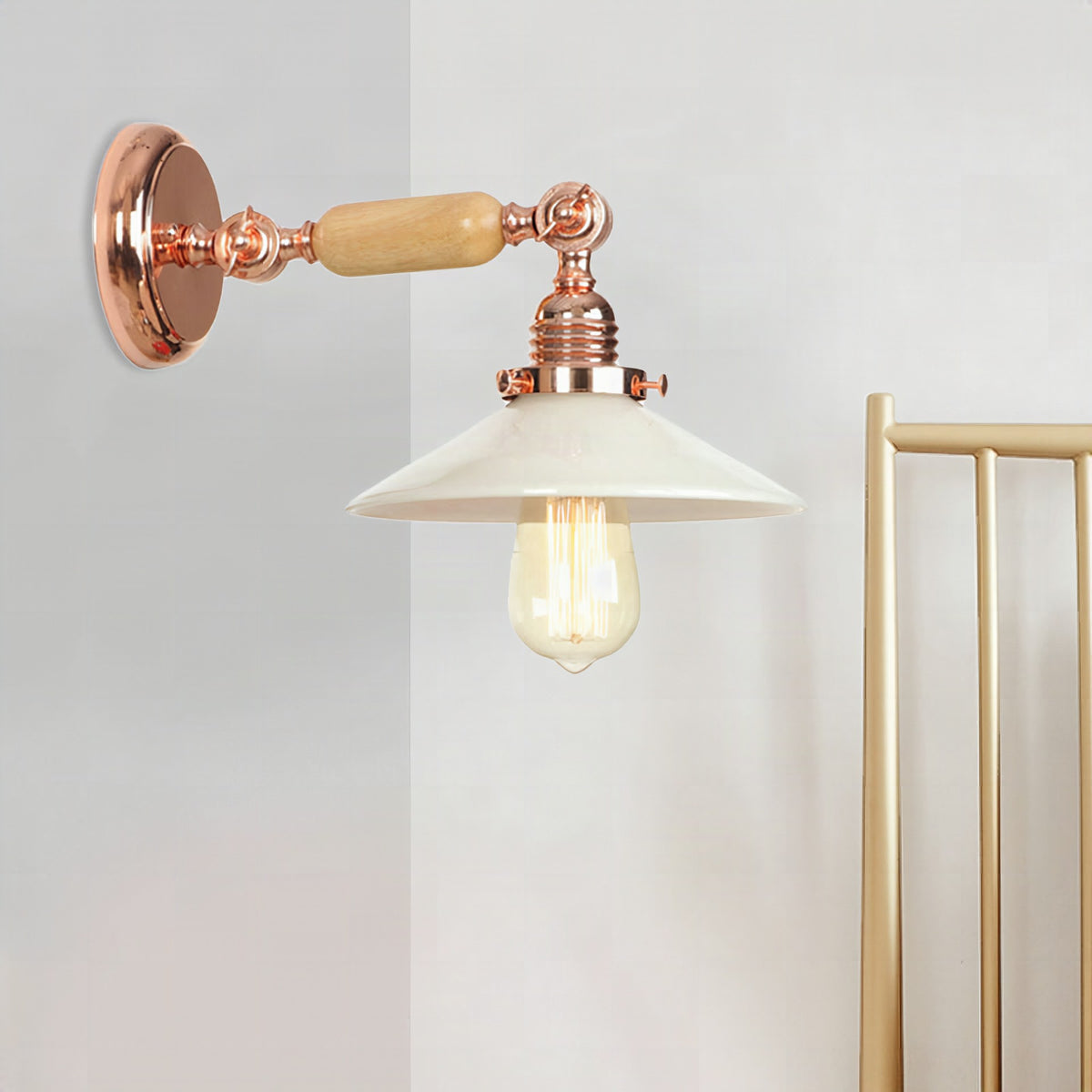 Aplique de pared industrial con pantalla cónica de cristal opalino oro rosa