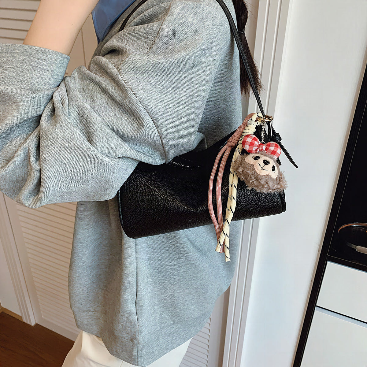 Bolso clutch bandolera con textura elegante