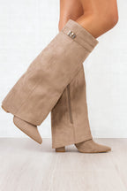 Botas altas para mujer con tacón bloque y piel premium en color beige ante, vista frontal completa